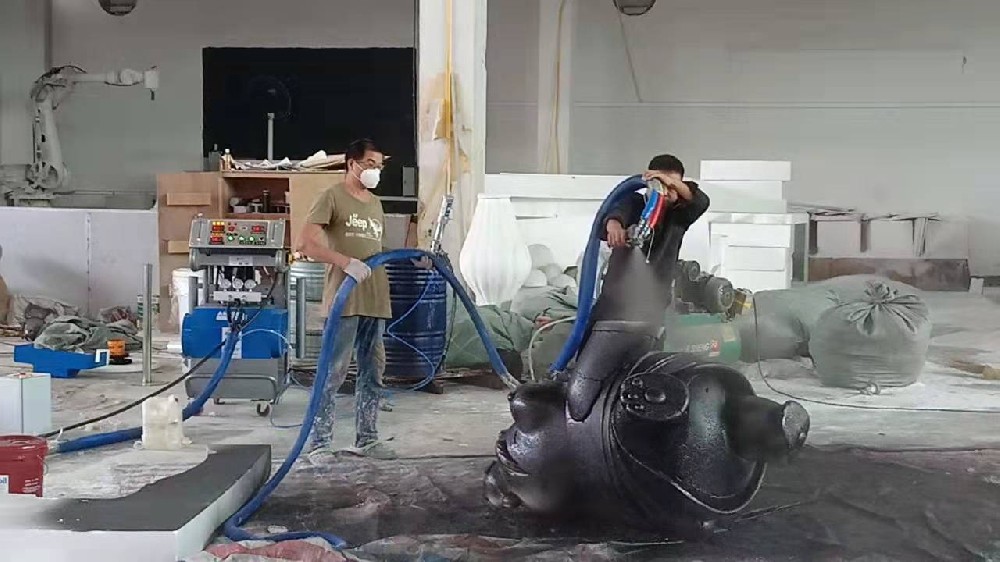 泡沫雕塑上面噴聚脲結(jié)實(shí)么？